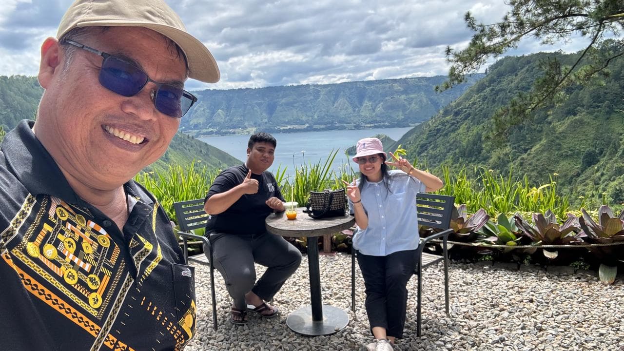 Bersama keluarga di tepi Danau Toba
